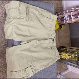 Men’s tan casual cargo shorts